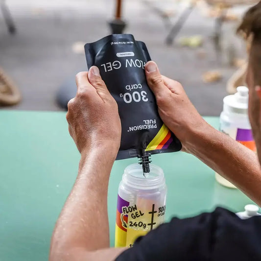 PRECISION(プレシジョン)PFH300mlフローボトルにフロージェルを注ぐ使用イメージ画像